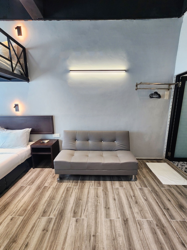 Georgetown Inn by Sky Hive 38/50