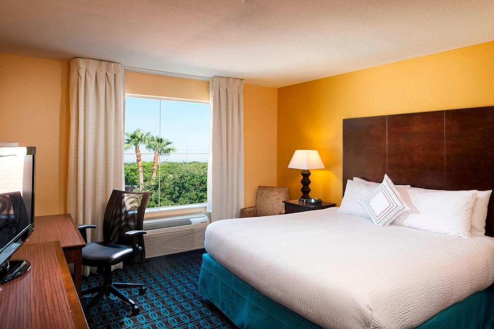 Room at Fairfield Inn Suites Houston Intercontinental Airport, HOUSTON - TX