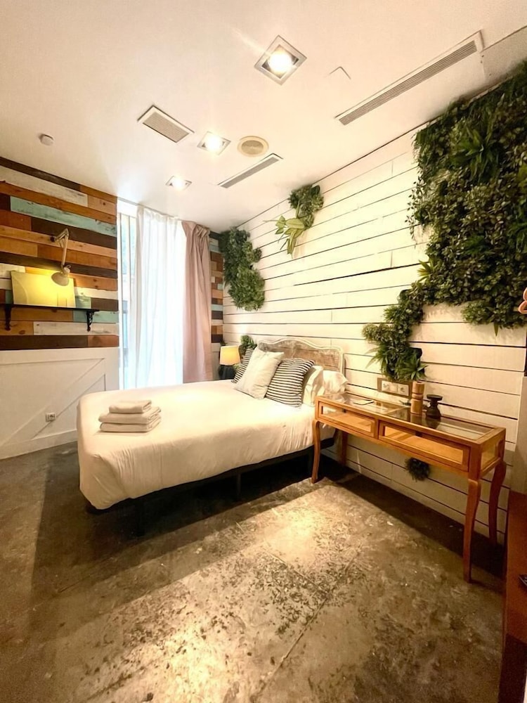 DELUXE, DOUBLE BED, BATHTUB
