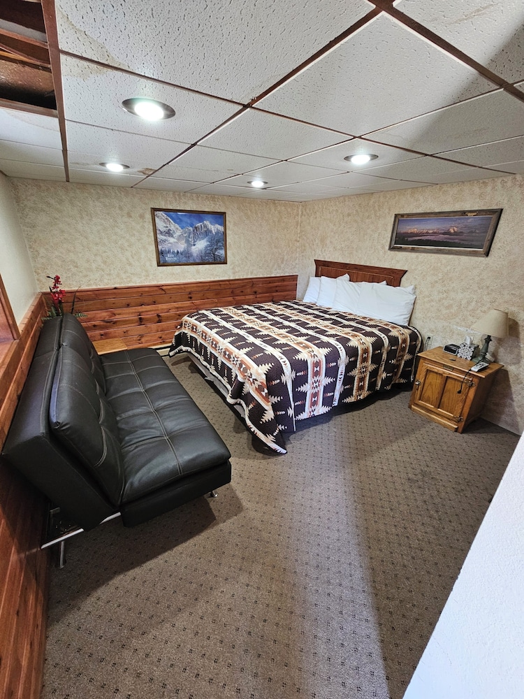 Hulett Motel 9/37