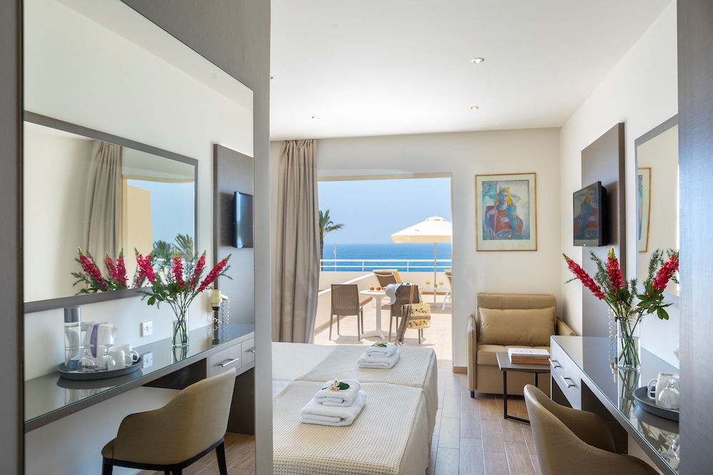 Queen's Bay Hotel 44/64