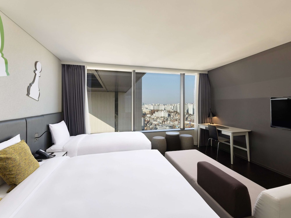 junior suite, multiple beds