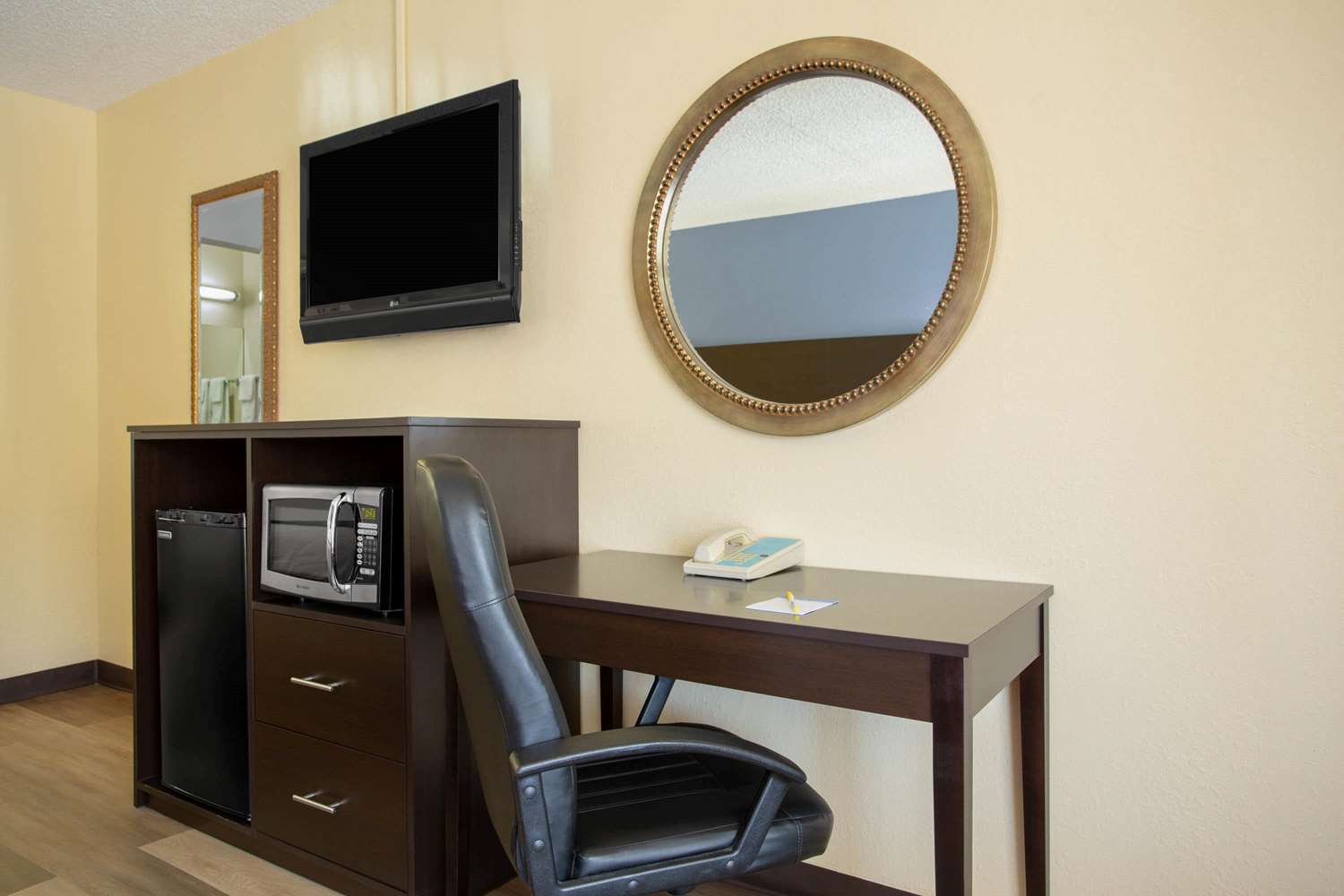 Days Inn By Wyndham Greensboro Airport 8/12