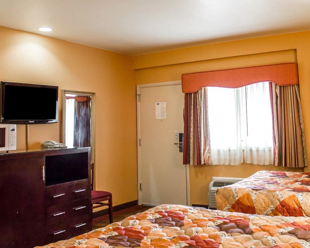 Rodeway Inn MacArthur Airport 26/36
