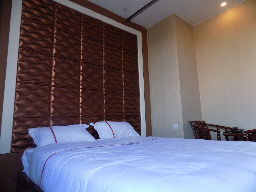 Freedom City Hotel 4/34