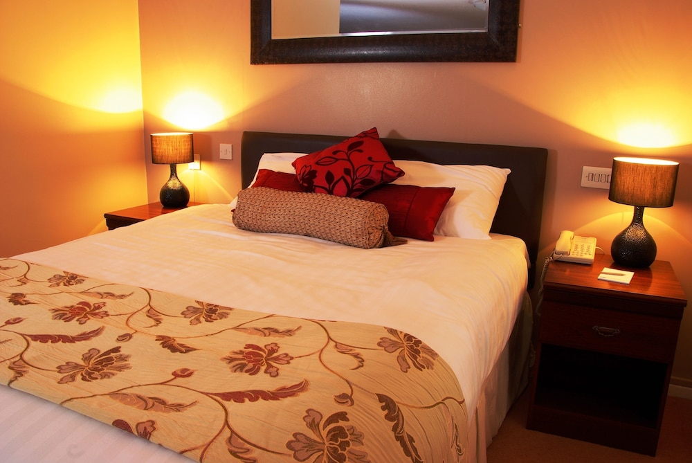 Beaufort Park Hotel 11/41