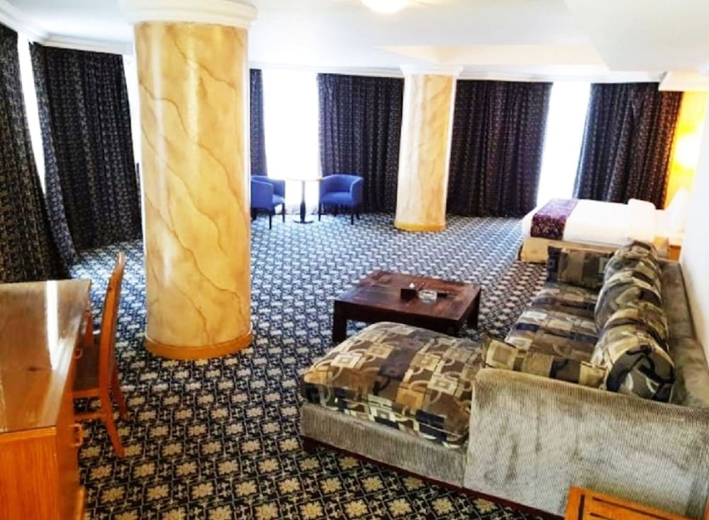 Phoenicia Tower Hotel 54/67