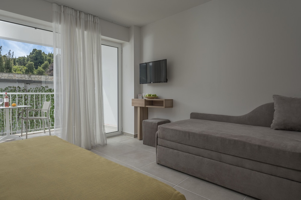 Kriopigi Hotel 85/104