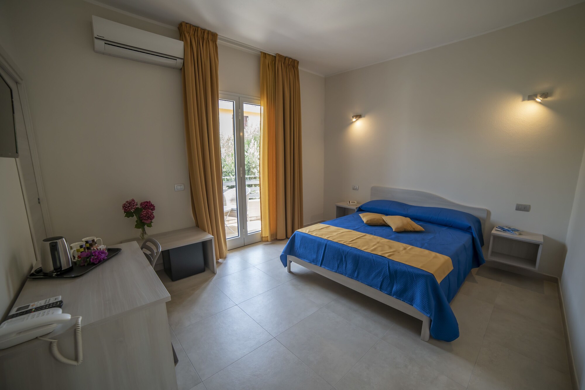 ROOM, DOUBLE BED