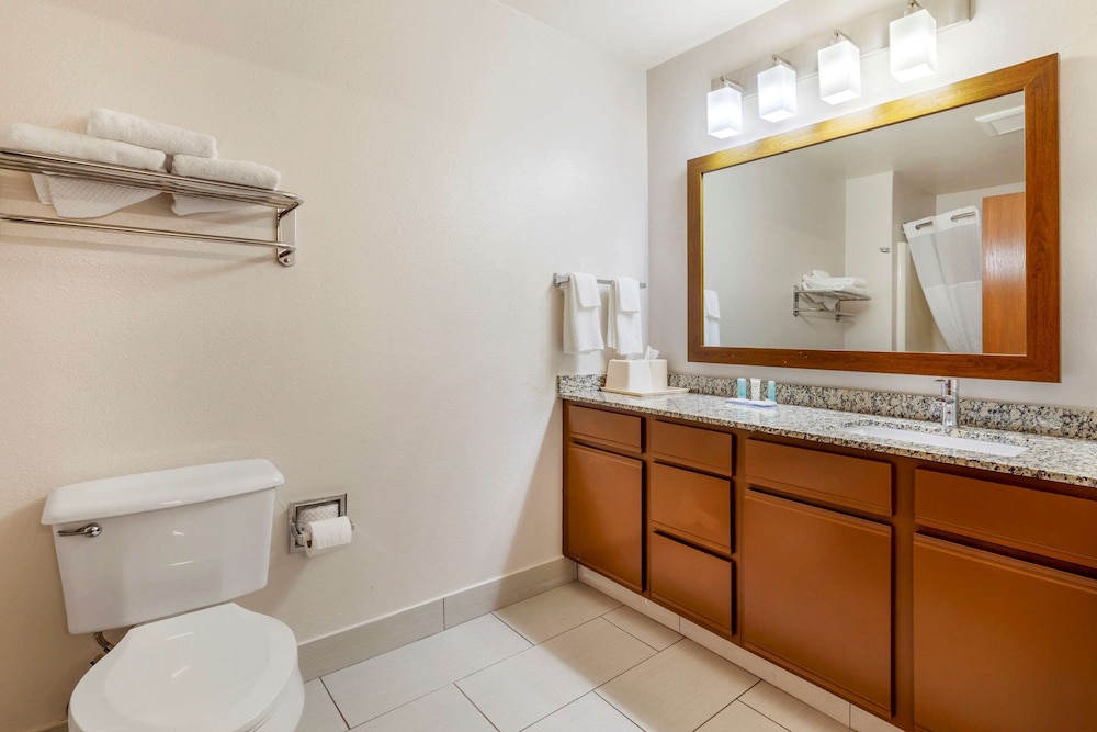 MainStay Suites Dubuque at Hwy 20 22/36