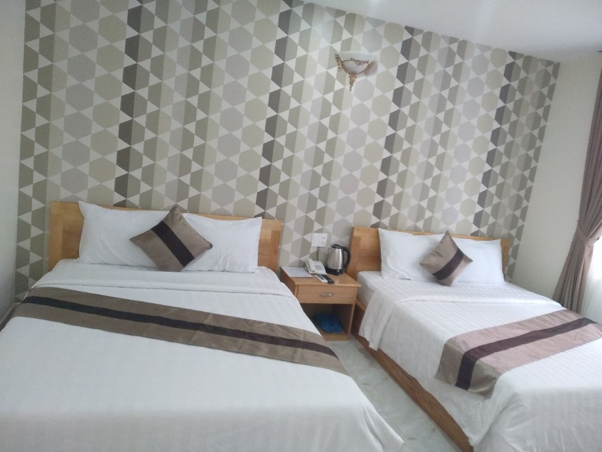 غرفة ديلوكس رباعية بإطلالة على المدينة، Ngoc Hanh Beach Hotel 2/10