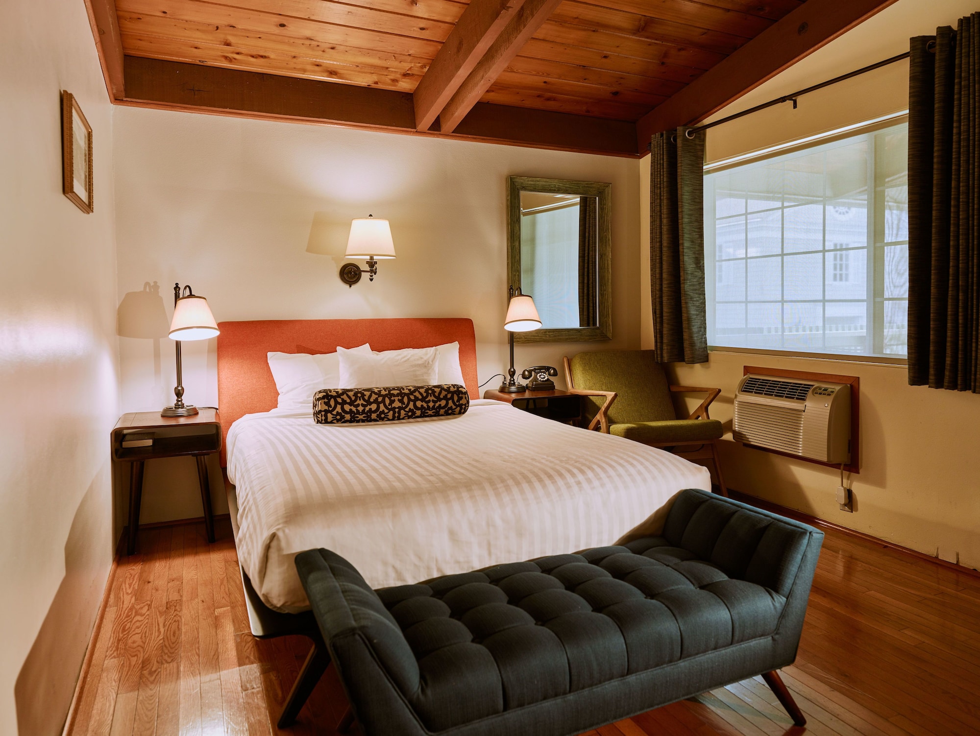 ROOM, QUEEN BED