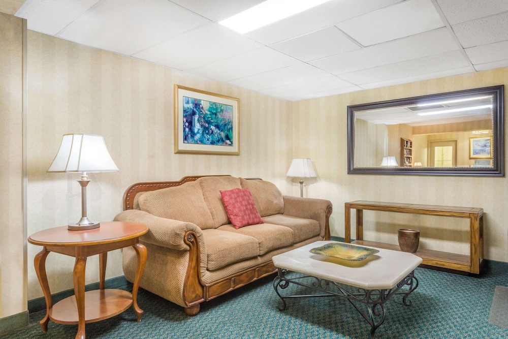 Super 8 By Wyndham Bentonville 34/59