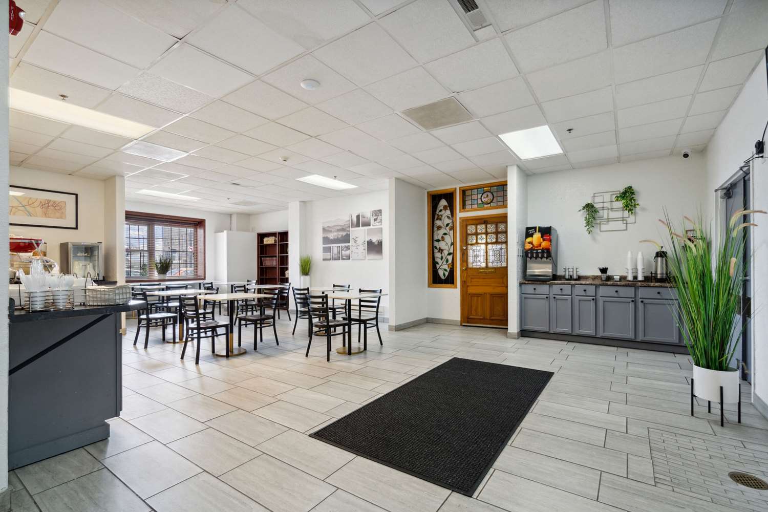 Econo Lodge Inn & Suites Waterloo Downtown 15/30