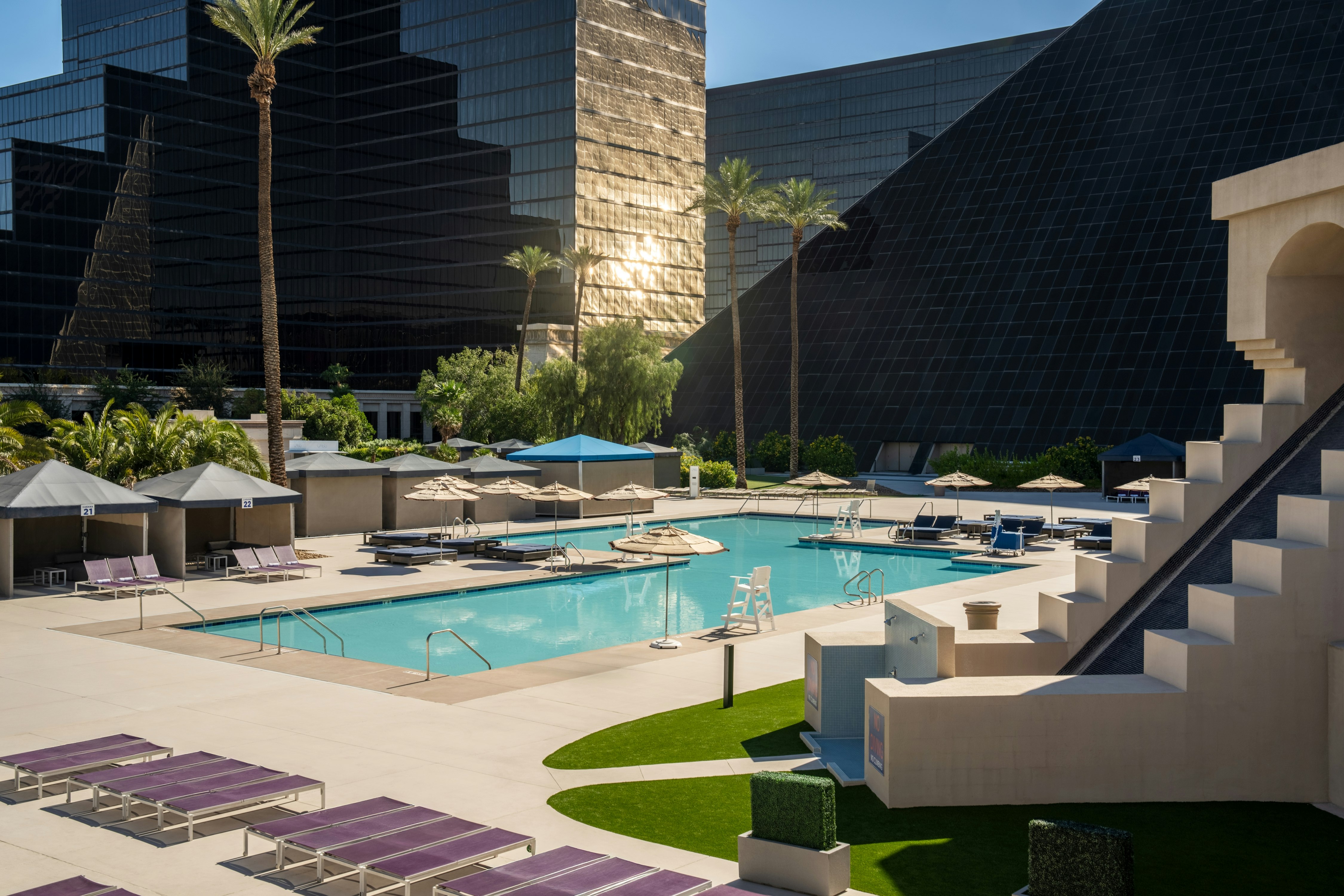 Luxor Hotel and Casino 73/73