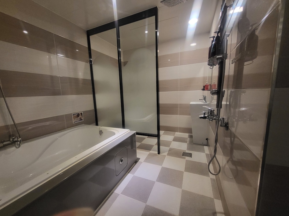 Goldenroot Hotel In Gimhae 34/35
