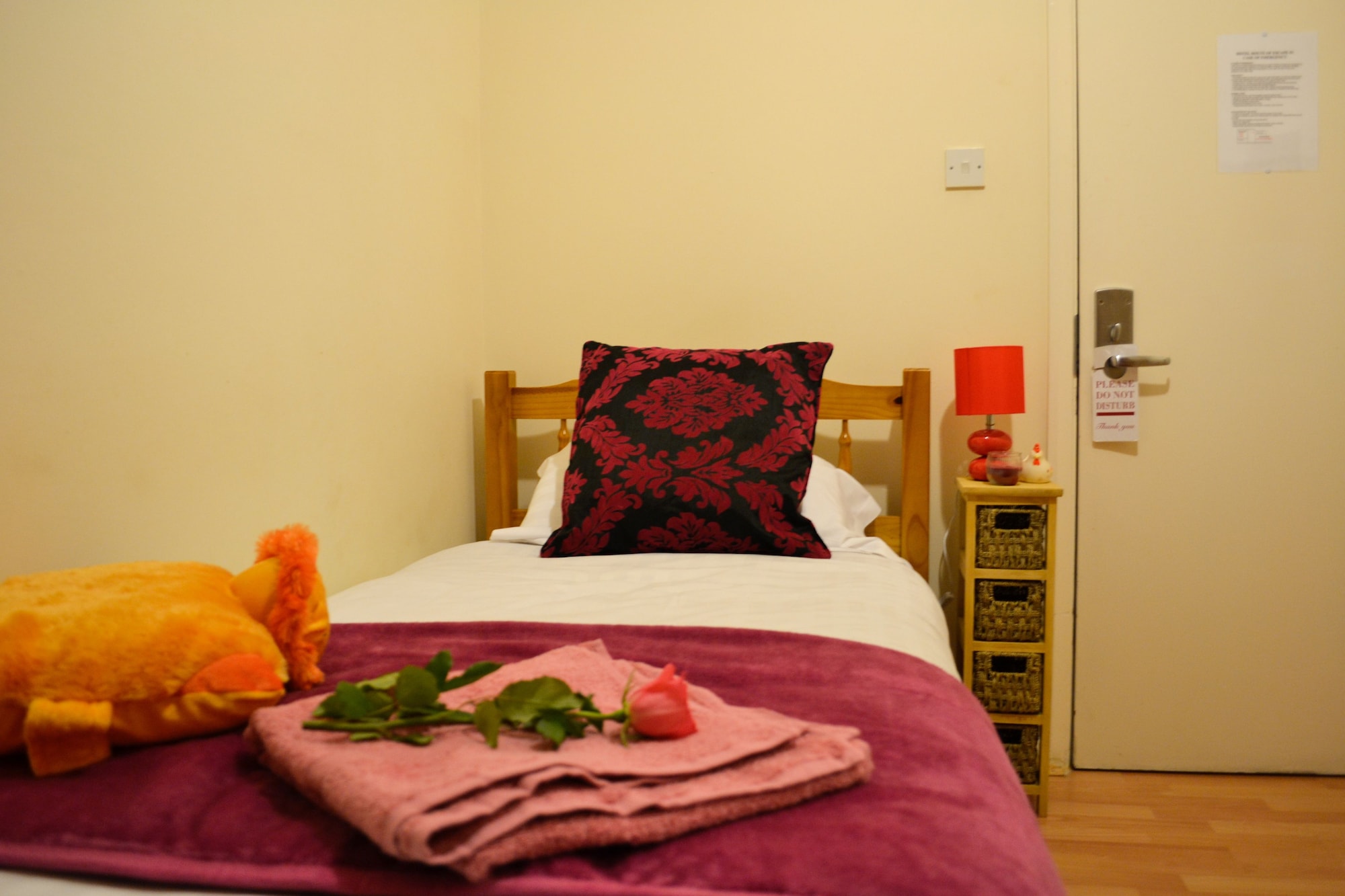 ROOM, SINGLE, SHARED BATHROOM
