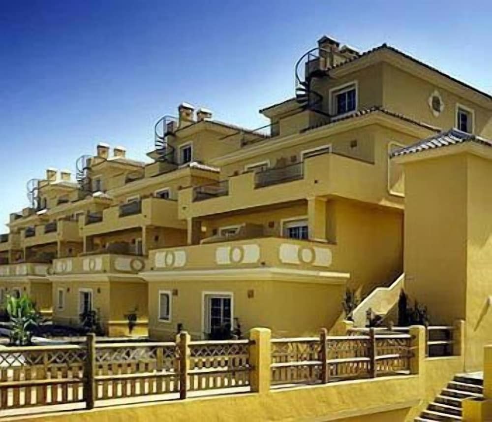 Vista Real Apartments 4/45