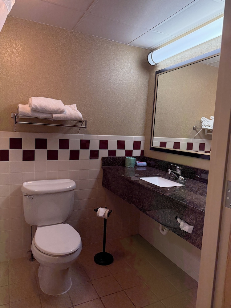 Suite, King Bed, Rodeway Inn Hesston, KS 10/10
