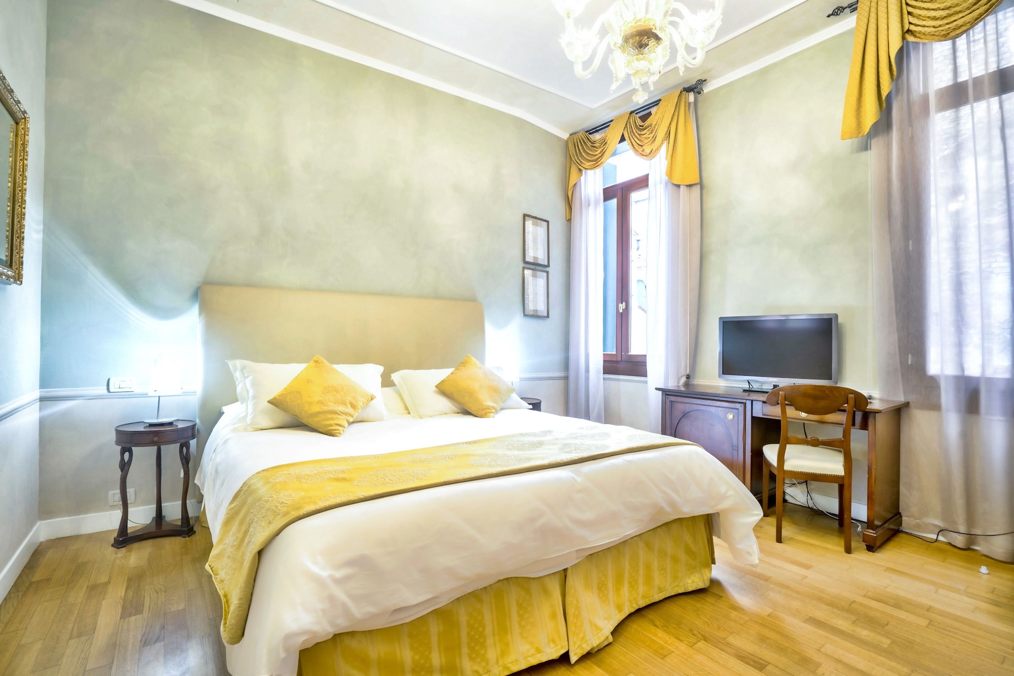 ROOM, DOUBLE OR TWIN BED