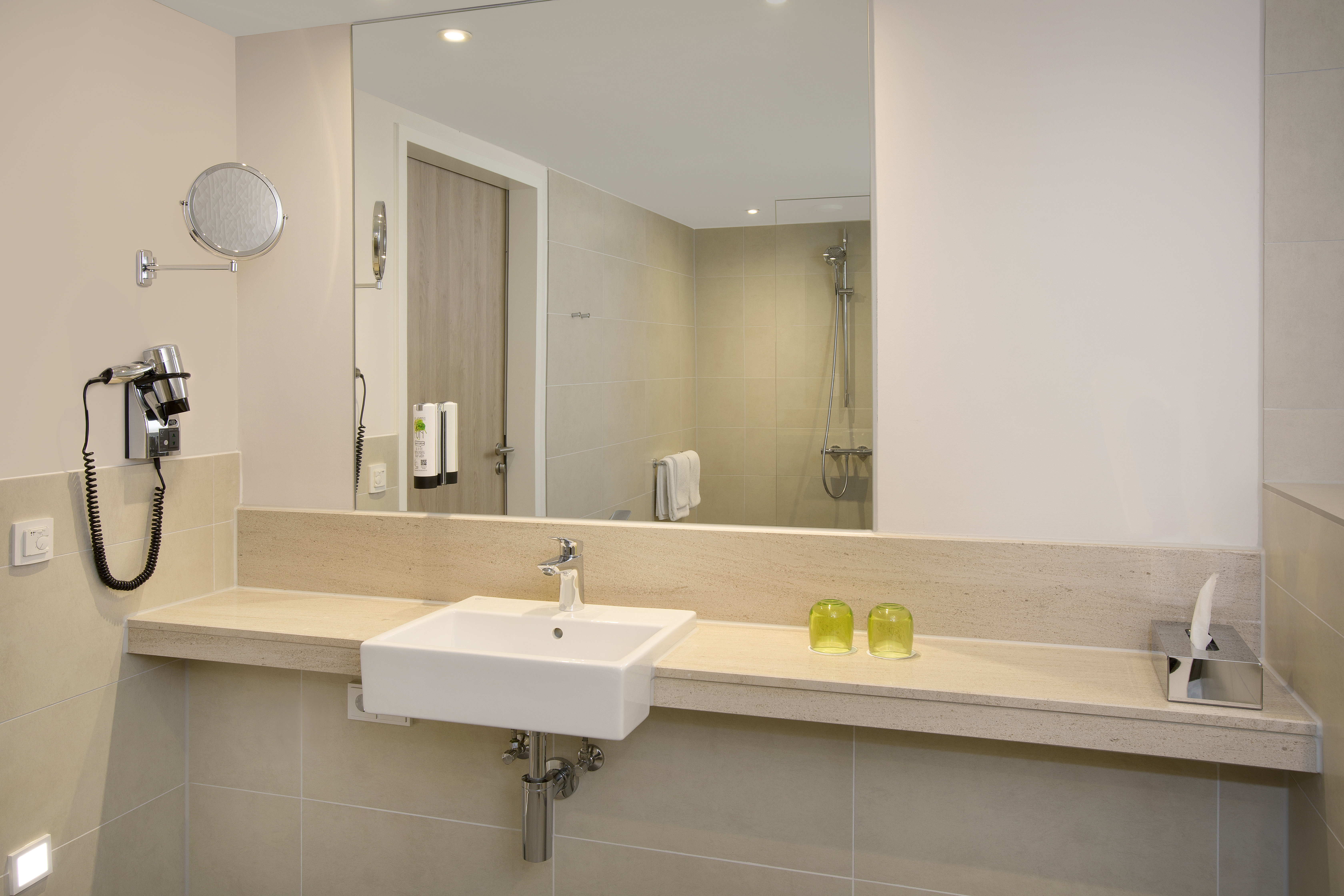 Holiday Inn Frankfurt Airport 75/75