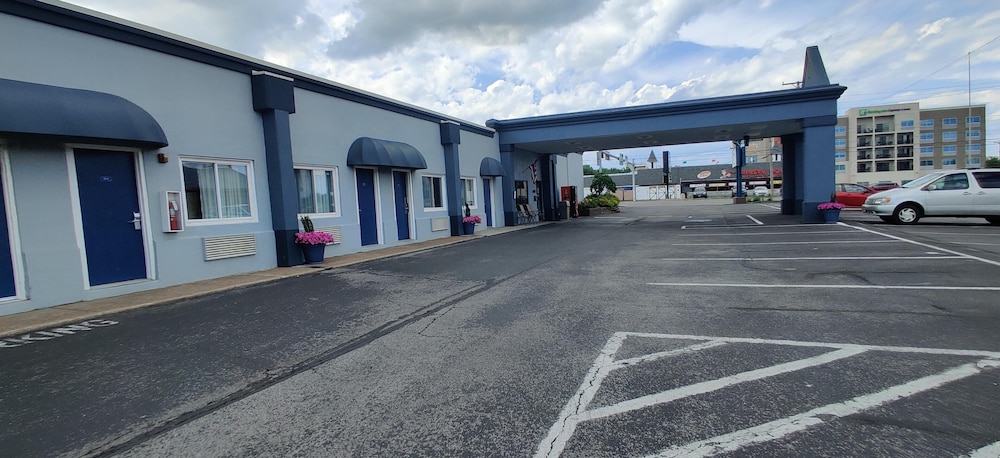 Cedar Cove (ex. Howard Johnson Inn Sandusky Park N. Entrance) 43/52