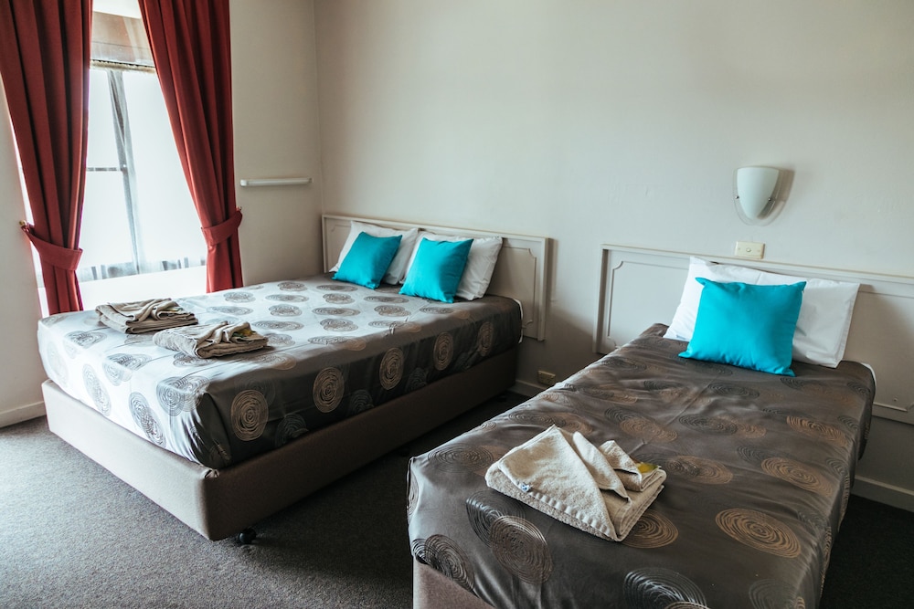 Plus, Single, 1 Queen and 1 Single Bed