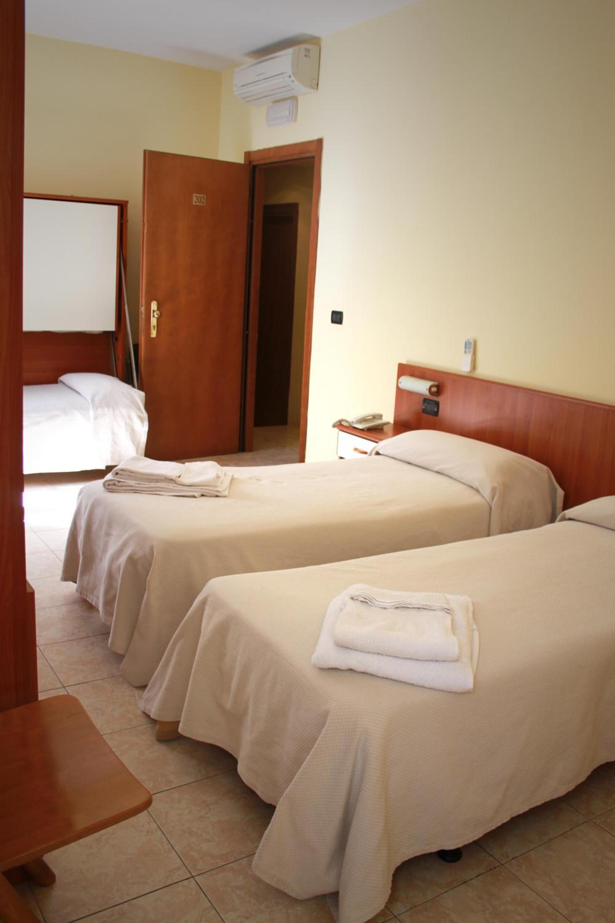 غرفة ثلاثية، Hotel Mary 3/5