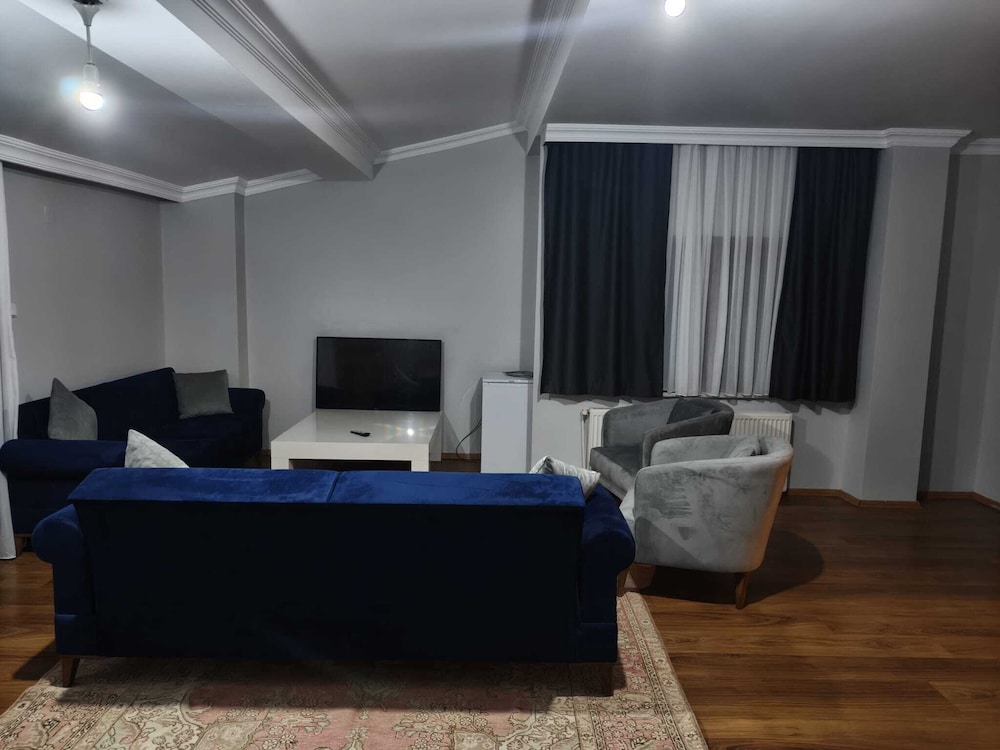 Royal Garden Suite Hotel 35/45