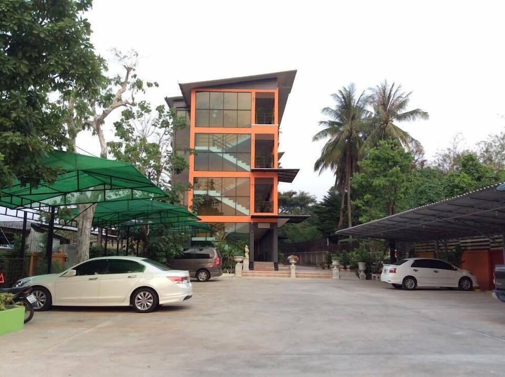 Waen Petch Place 49/55