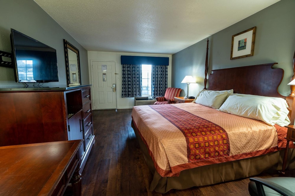 Americas Best Value Inn & Suites - Russellville 7/32