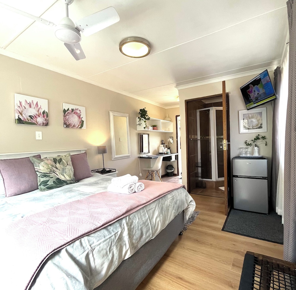 Dolphin Circle Bed and Breakfast 6/50