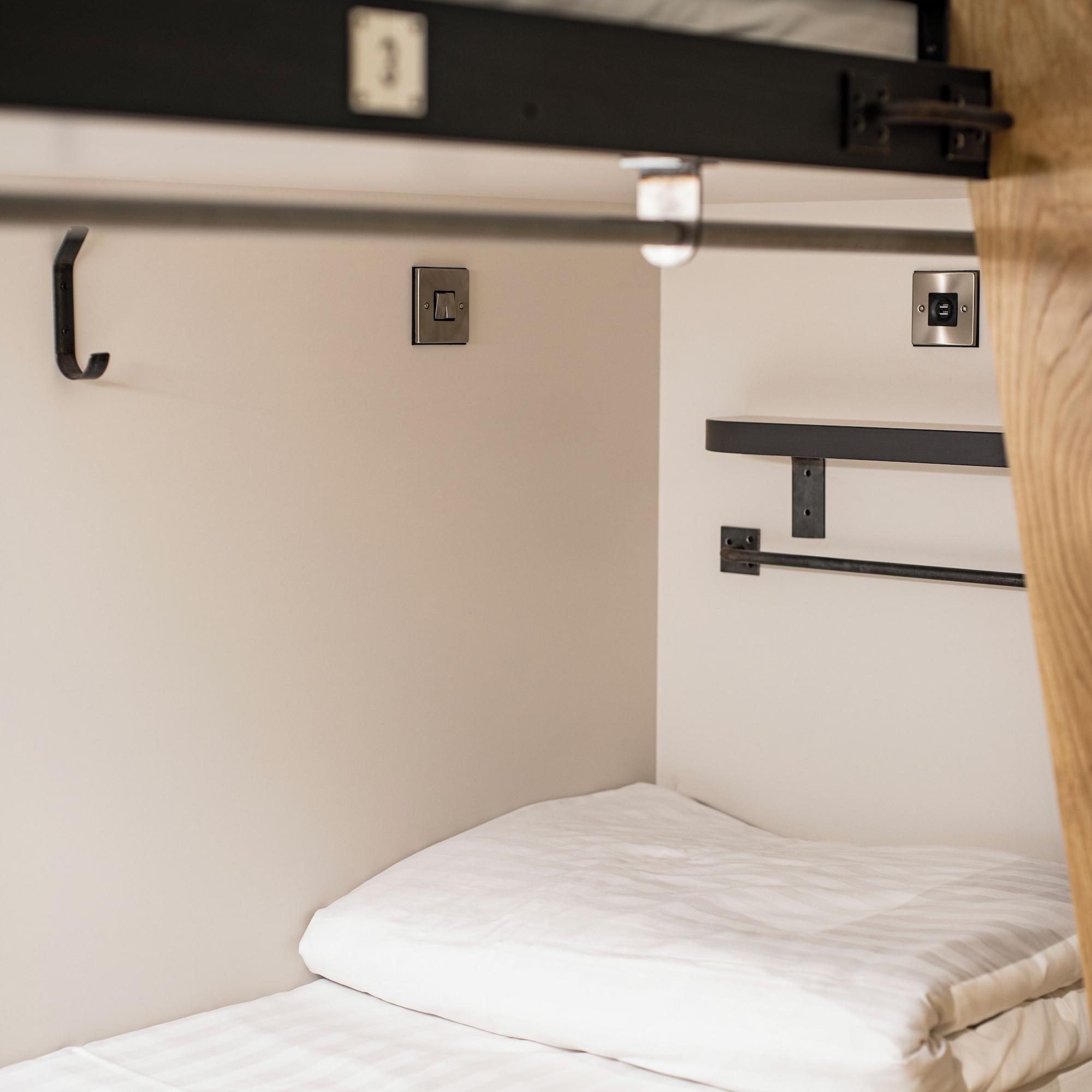 Female Dorm, 10 Pod
