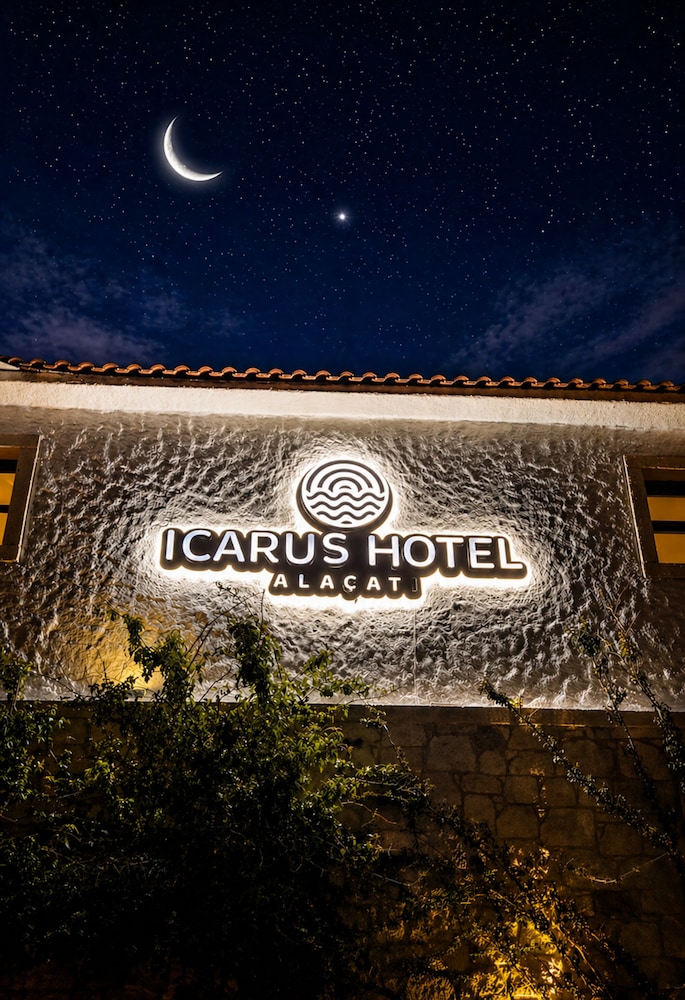 Icarus Hotel 3/46