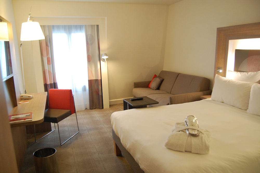 SUPERIOR, QUEEN BED, SOFA