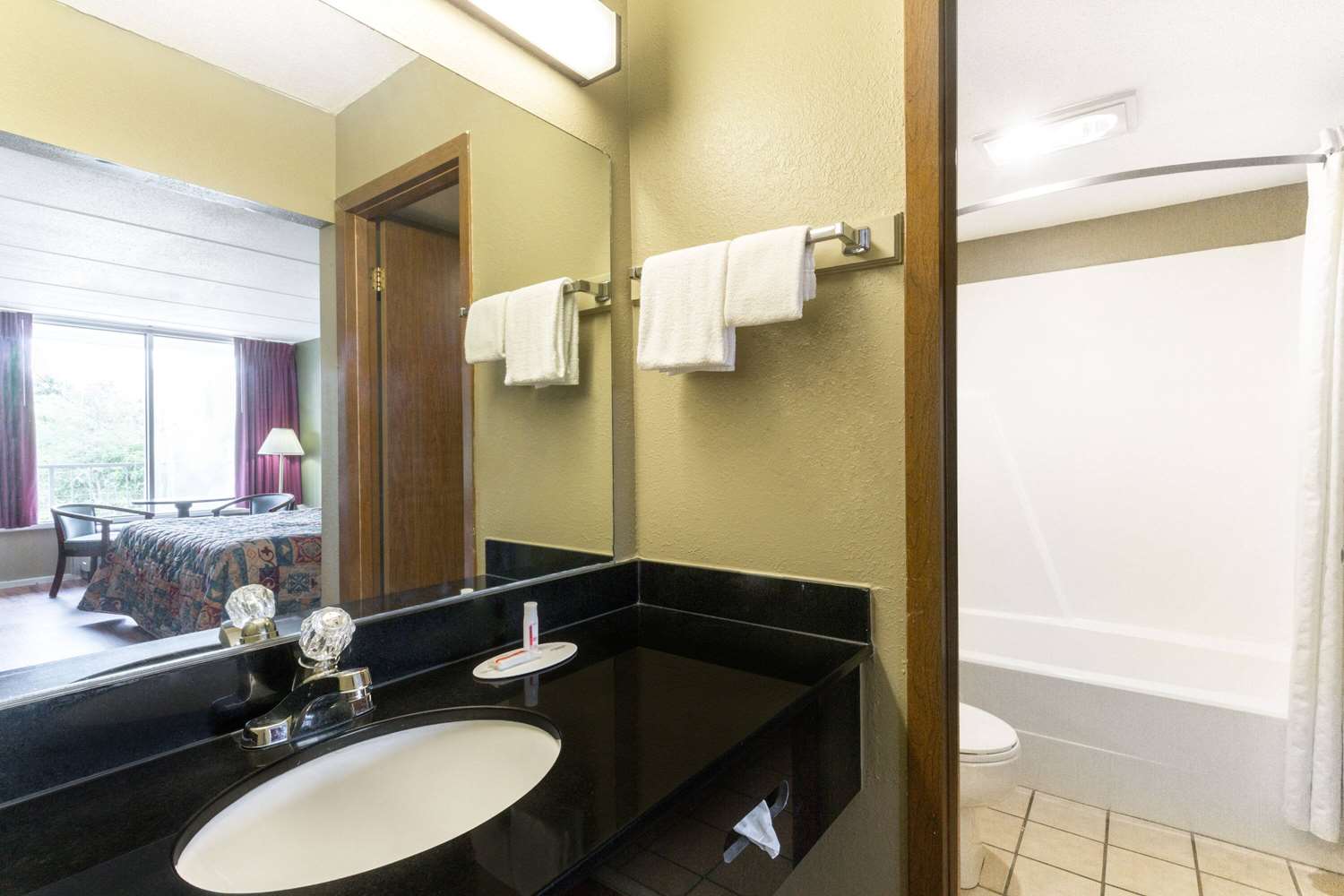 Super 8 By Wyndham Kingsport /I-81 27/28