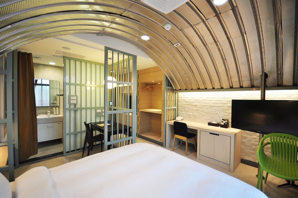 823-Tourist Hotel 9/64