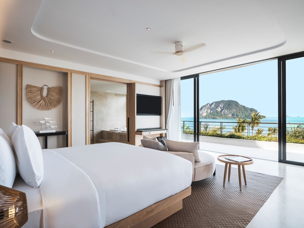 Pool Penthouse, King Bed, Sea View 2/4