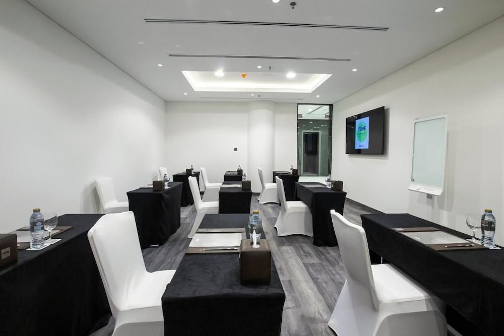 TIME Onyx Hotel Apartments 43/47