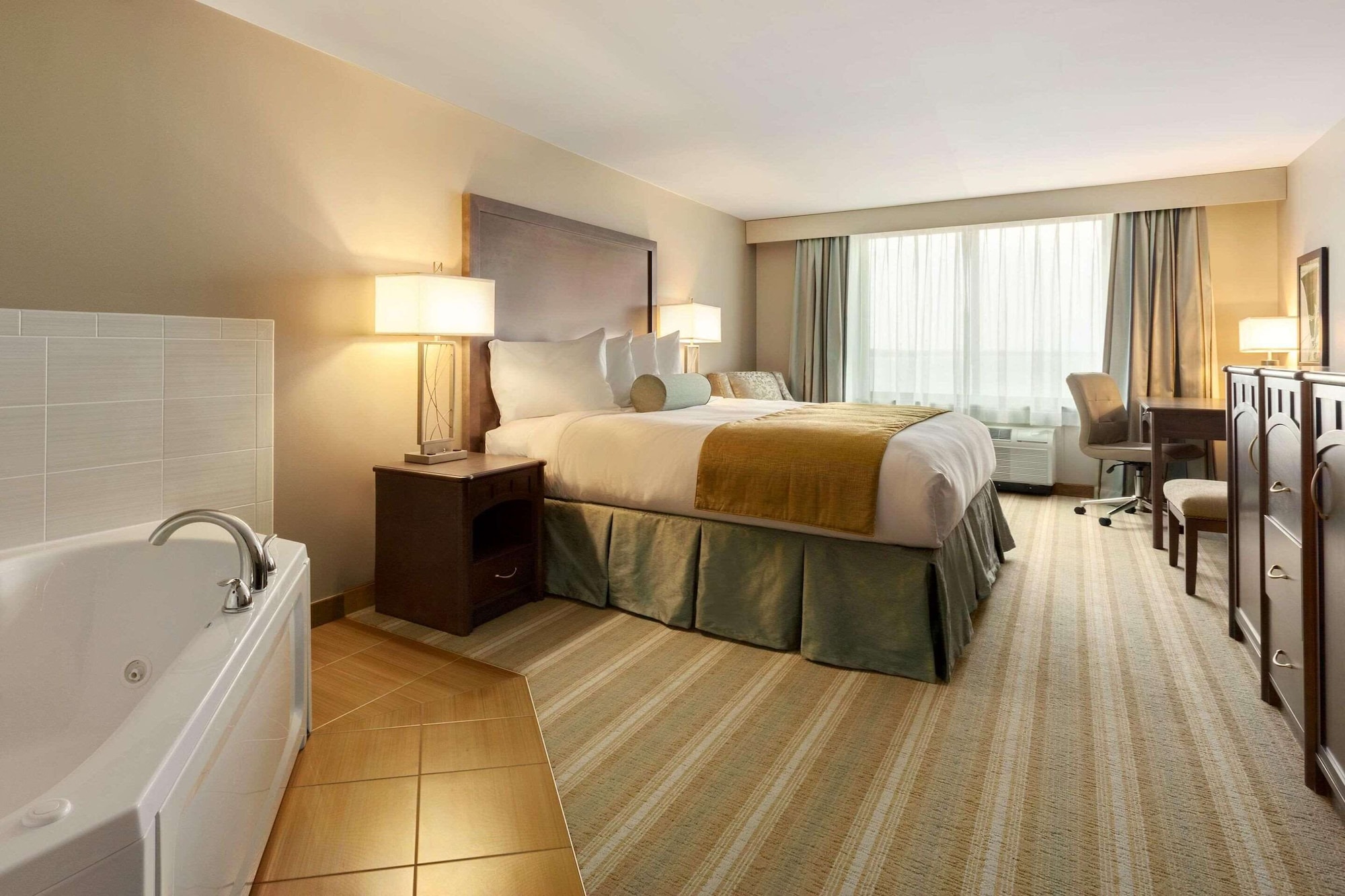 Suite, King Bed, Lake View, Jetted Tub