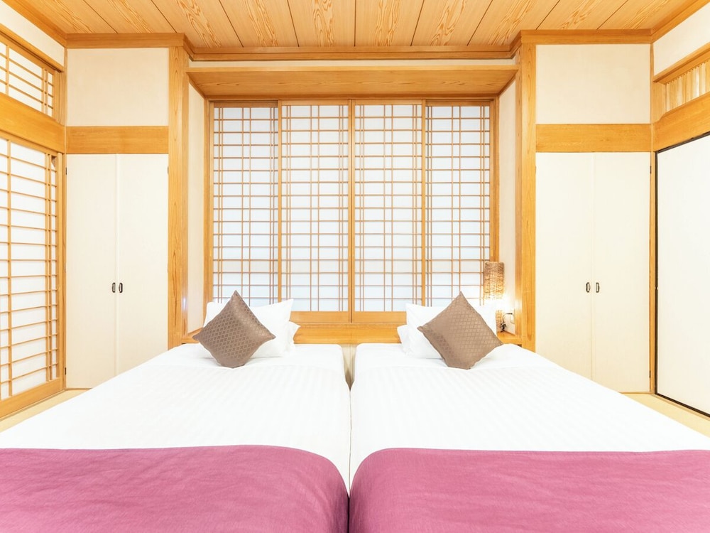 CONNECTING, TRADITIONAL, SUITE, OUTDOOR BATH, TERRACE