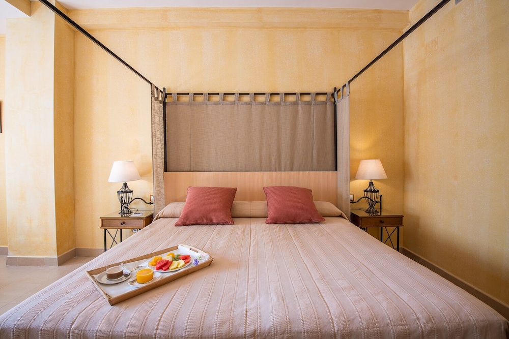 غرفة بسرير مزدوج