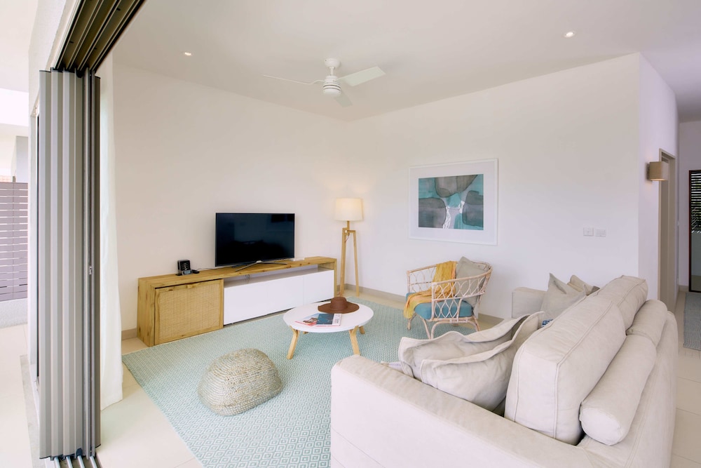 Les Estivales Beachfront Suites & Penthouses By Lo 24/48