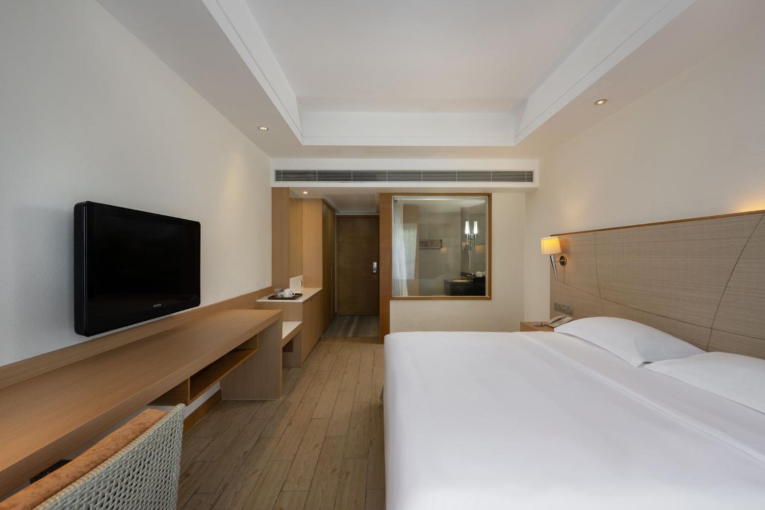 غرفة بسرير كينج وسرير كوين بإطلالة على الحديقة، Ocean View Resort Yalong Bay 4/4