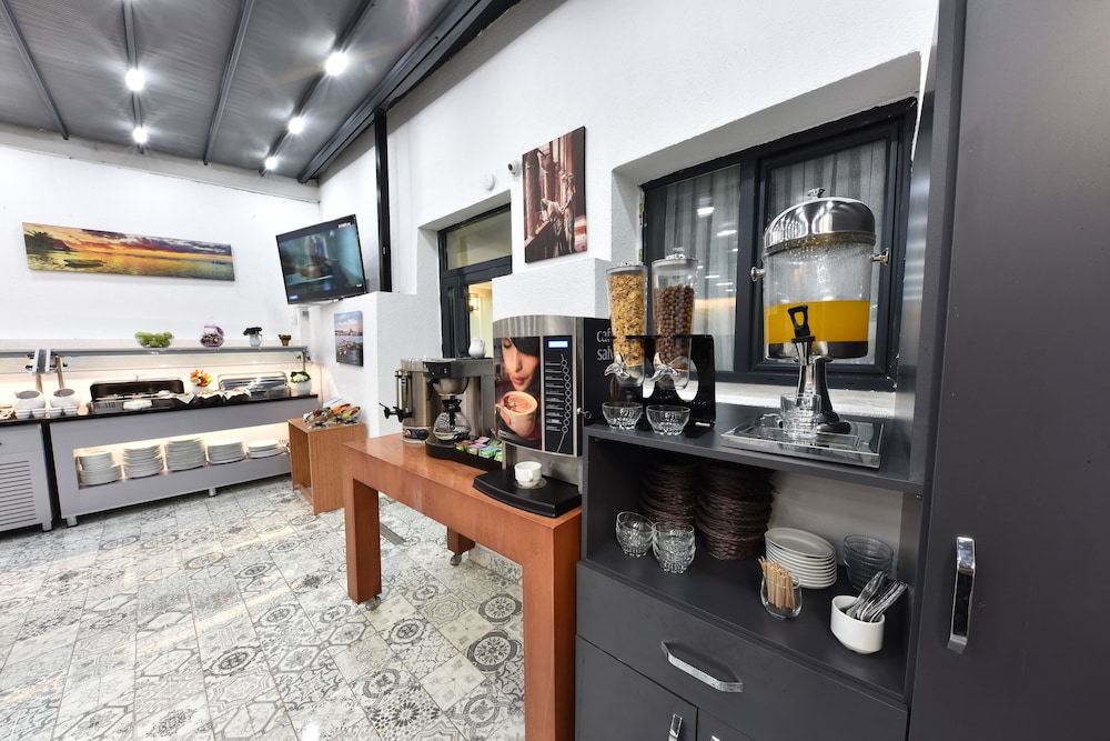 Almina Inn Hotel 44/50