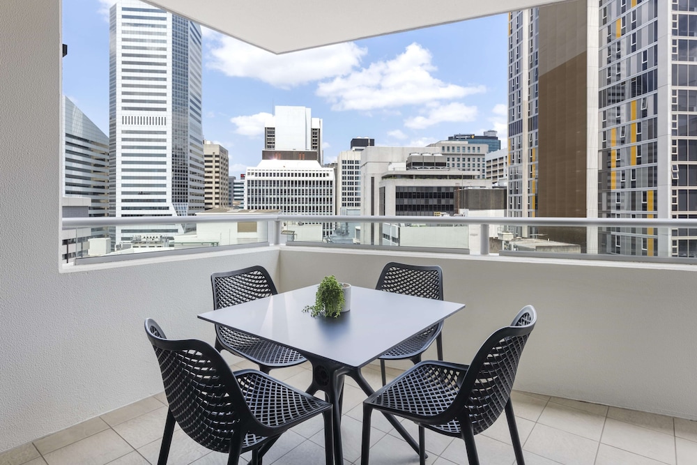 Oaks Brisbane Aurora Suites 62/74