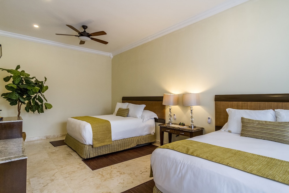 DELUXE, 2 QUEEN BEDS, POOL VIEW, GARDEN AREA