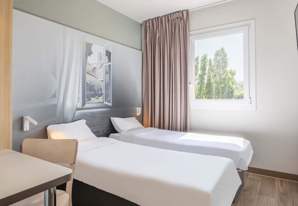 ROOM, TWIN BEDS