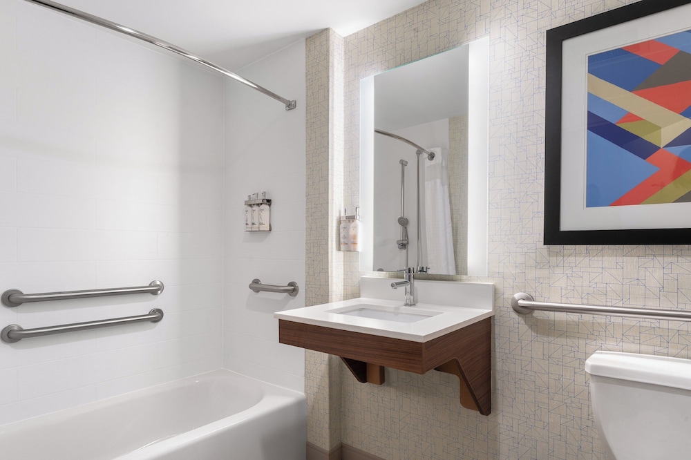 Holiday Inn Express Suites Coralville 66/67