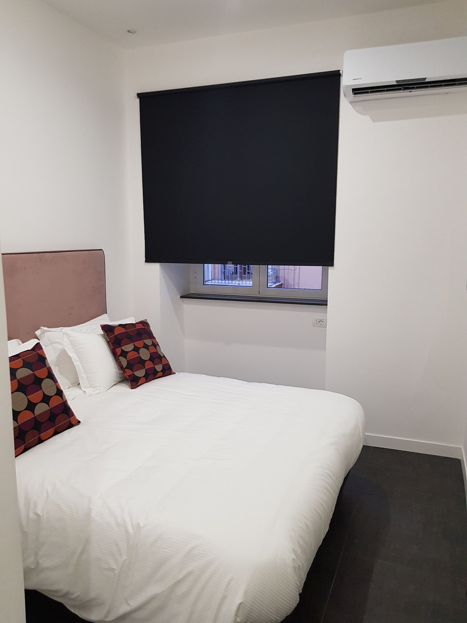 ROOM, DOUBLE BED